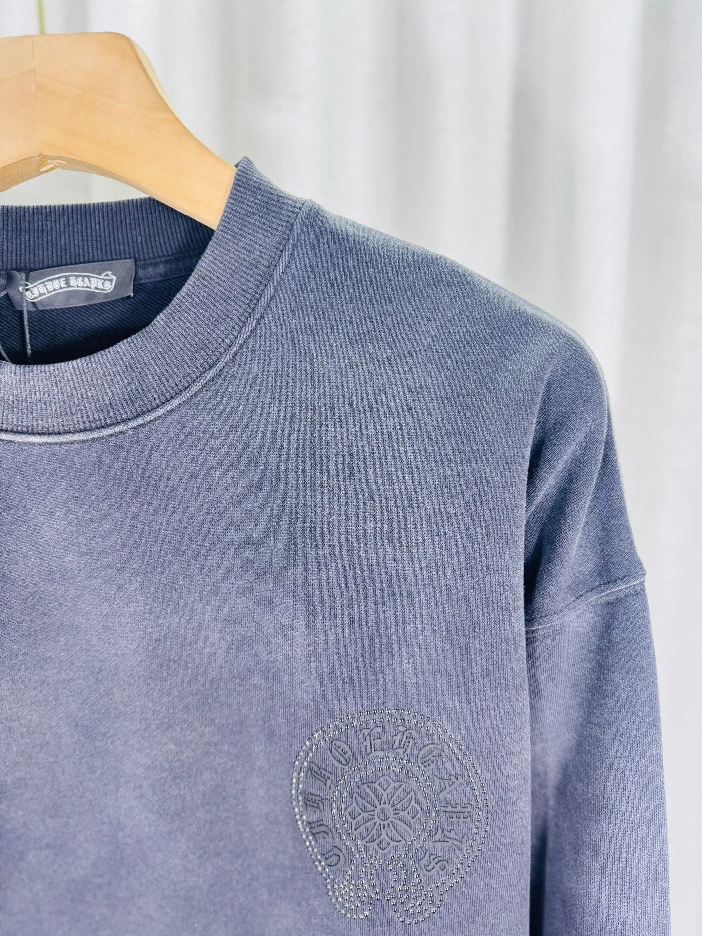 P280 top version, real shot without P, ​​different from market currency) 𝗖𝗵𝗿𝗼𝗺𝗲 𝗛𝗲𝗮𝗿𝘁𝘀/Croxin 2025 Autumn and Winter New Original Single Counter American 3D Rivets and Drill Couple Casual Sweater 👑The highest version! Customized fabric 430g tripe terry fabric! American-style pickled and distressed original fabric, laser-burned flowers, rivets and diamonds, exquisite embroidery of letters! The best-selling model in the counter, very comfortable to wear. Accessories: original molded and authenticated collar label➕100% silk wash label. Genuine purchase-grade original hangtag➕matching hanging rope➕3D hanging beads➕original packaging bag. Craftsmanship: The original version has consistent wiring! The highest version of the armhole matching technique! Color: Pink Black Green Purple Size: S M L XL Style Number: 25-363